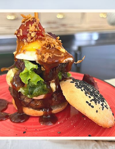 Exclusivas hamburguesas en bar la cochera